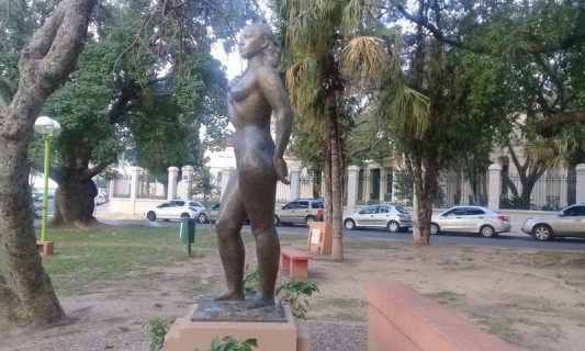 Estatua de la Taragüí: homenaje a las mujeres guaraníes