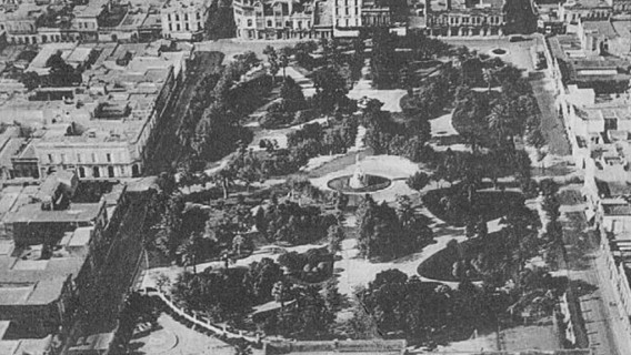 La plaza Sarmiento y la laguna